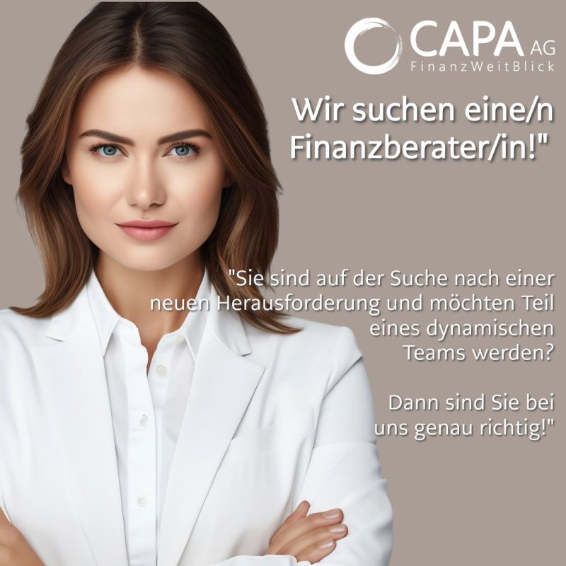 Anzeige der CAPA AG mit dem Text ‚Wir suchen eine/n Finanzberater/in!‘. Eine junge Frau in weißem Blazer steht mit verschränkten Armen vor einem neutralen Hintergrund. Daneben steht: "Sie sind auf der Suche nach einer neuen Herausforderung und möchten Teil eines dynamischen Teams werden? Dann sind Sie bei uns genau richtig!" Oben rechts ist das Logo der CAPA AG zu sehen.