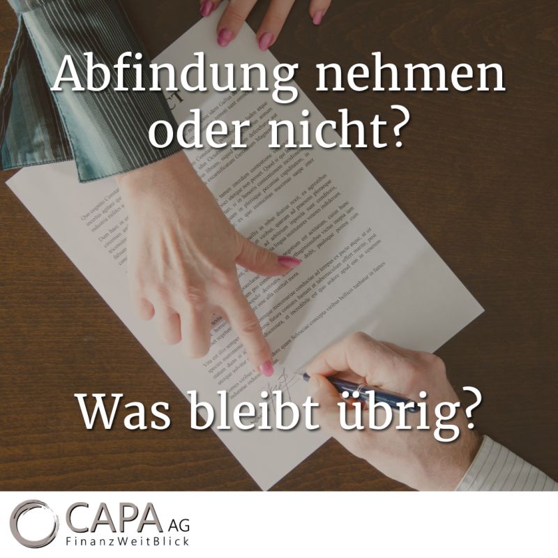 Eine Abfindungsdokument wird unterschrieben. Darüber der Text: "Abfindung nehmen oder nicht? Was bleibt übrig?"