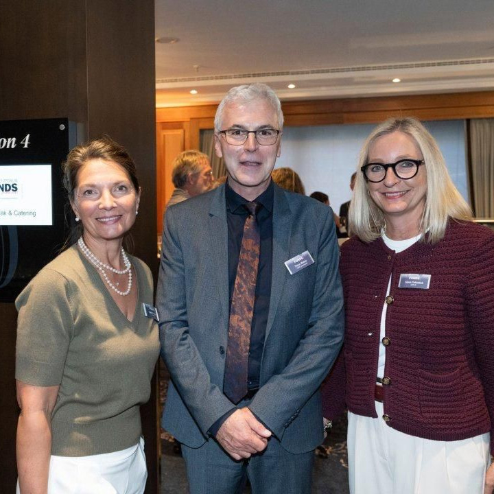 Angelika Henker und Coleen Trebschick beim Fonds professionell in Frankfurt