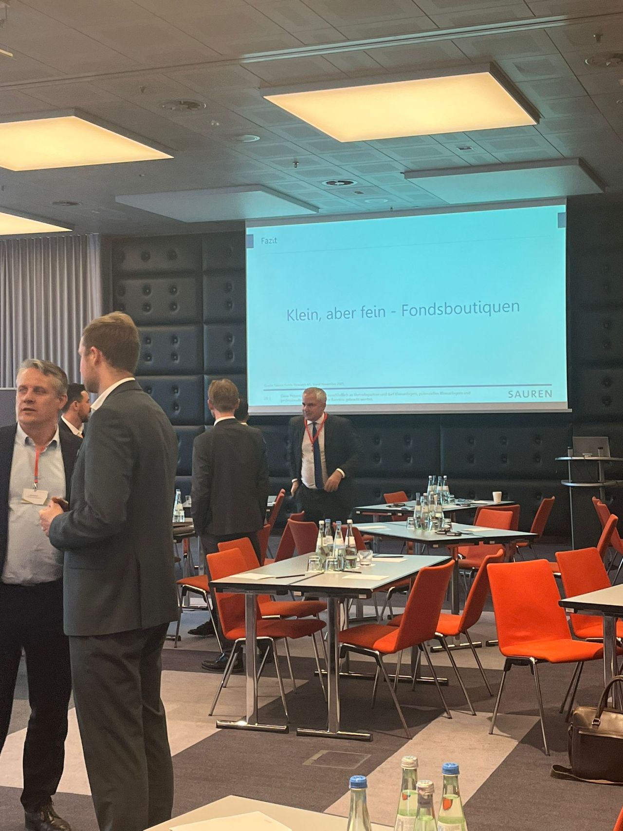 1763821000695 Teilnehmende im Gespräch beim Fondsmacher Forum 2025